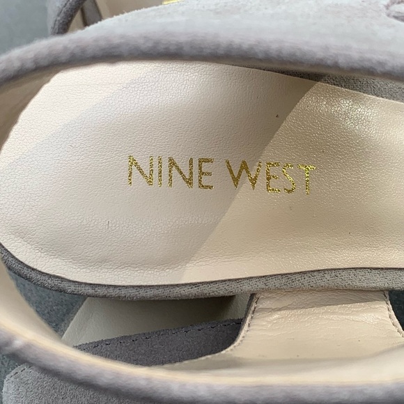 Nine West Suede Sandals 7.5 Stacked Heel Gold Hardware Strappy Neutral - Picture 9 of 10